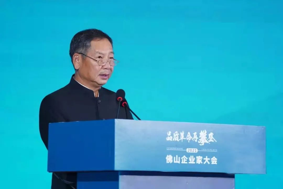  佛山市工商聯主席、新明珠集團股份有限公司董事長葉德林發表致辭，
