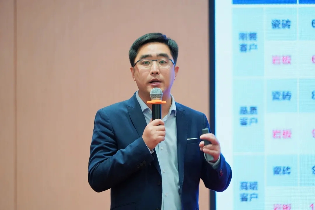 明珠科筑總經理賈世廣作《明珠科筑項目介紹》專題分享并發布白皮書圖