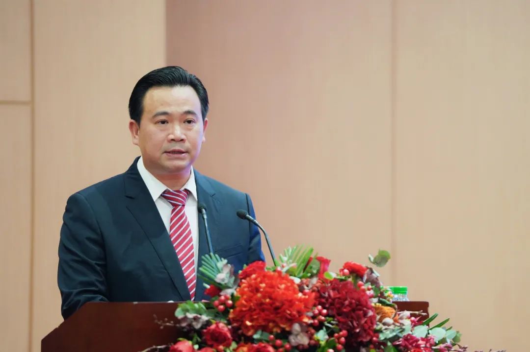 新明珠集團副總裁兼營銷管理中心總經理鄧勇講話圖