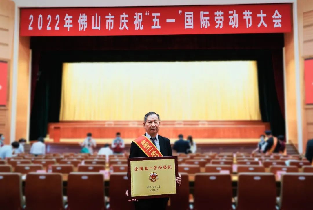  新明珠集團董事長兼總裁葉德林現場領獎
