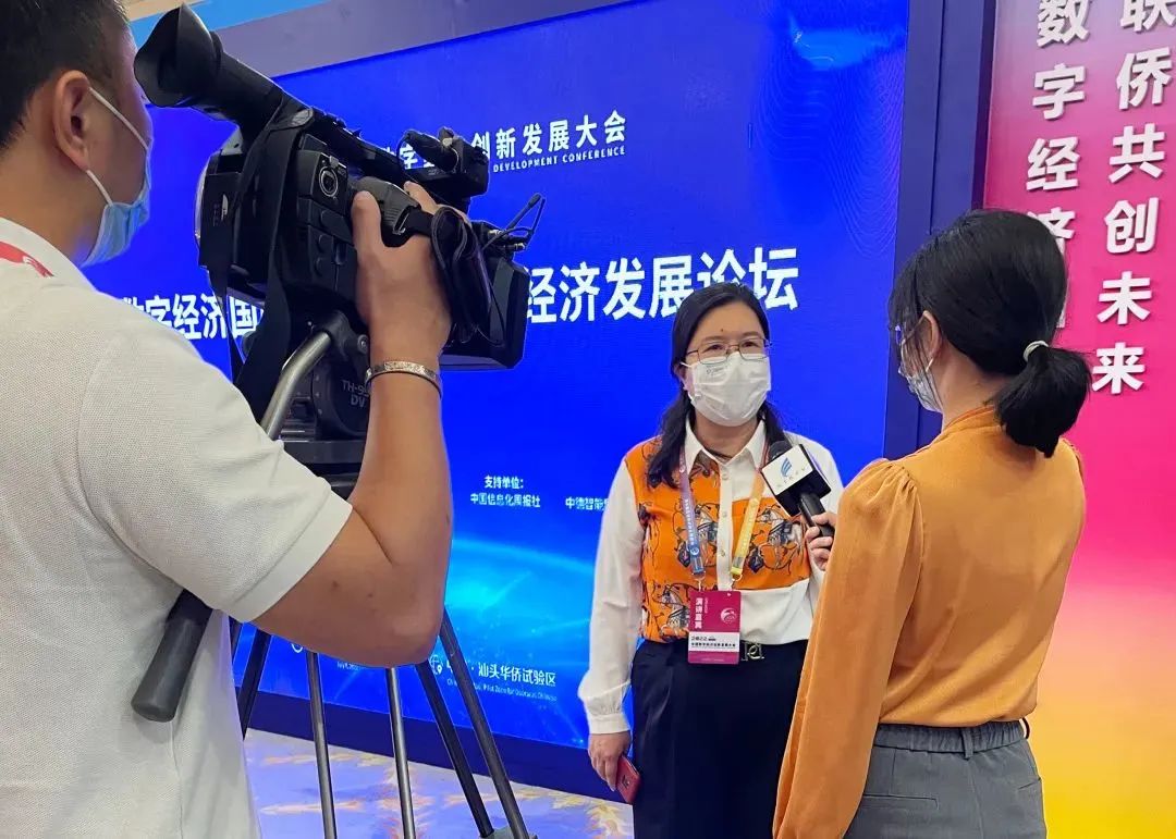 新明珠集團董事、副總裁陳先輝在大會現場接受圖片