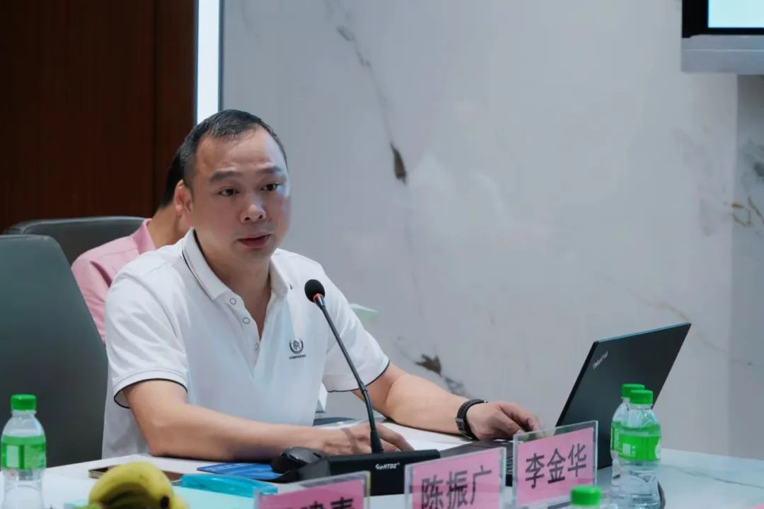 專家組在評估現場圖片