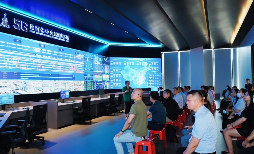  眾人參觀新明珠5G數智化中央控制系統