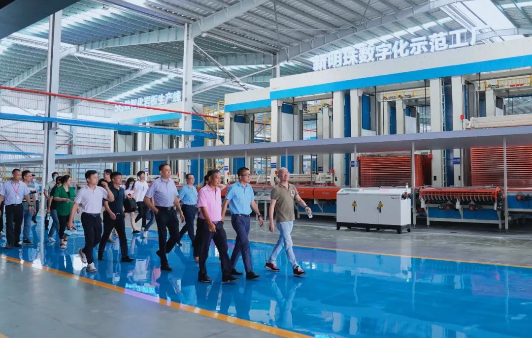  參觀新明珠數字化示范工廠