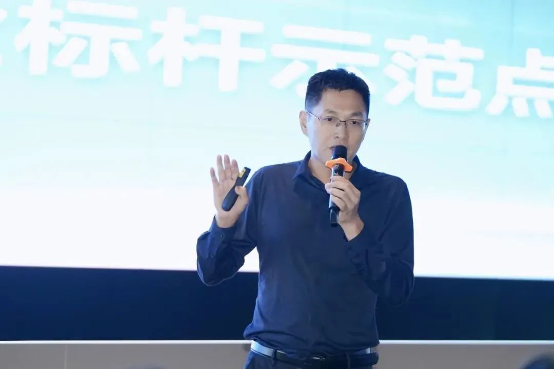 阿里云廣東分公司副總經理胡峰作AI瓷磚質檢項目匯報圖片