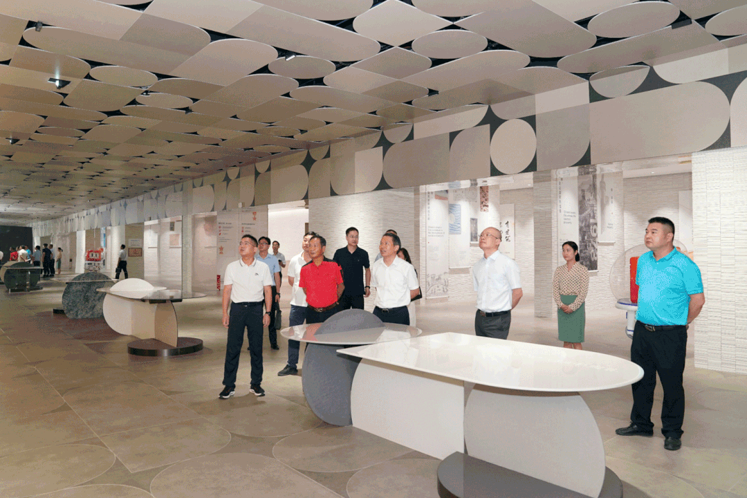 察團一行先后參觀了新明珠集團旗下冠珠、蒙地卡羅純色瓷磚展廳圖