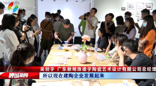 高校學生們圍繞陶瓷參觀圖